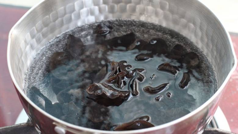 炝炒藕片,锅中烧开水，下入黑木耳焯烫约三分钟，捞出沥干水分。
