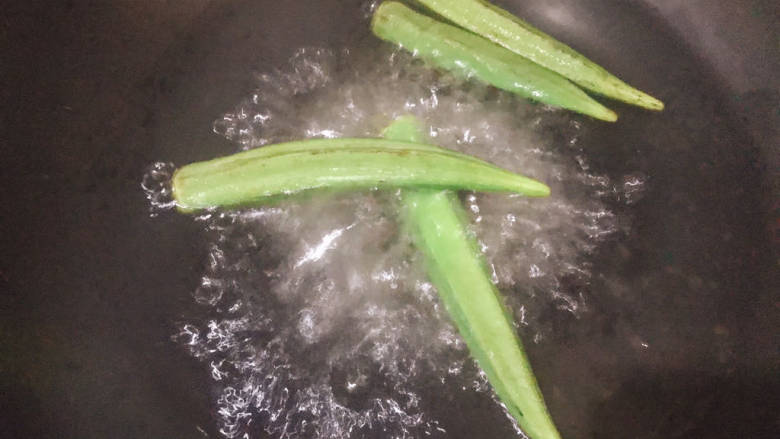 秋葵鸡蛋卷,洗干净的秋葵焯水1分钟