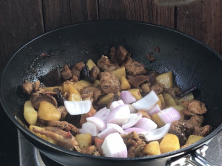 土豆香菇焖鸡,再加入洋葱炒至断生