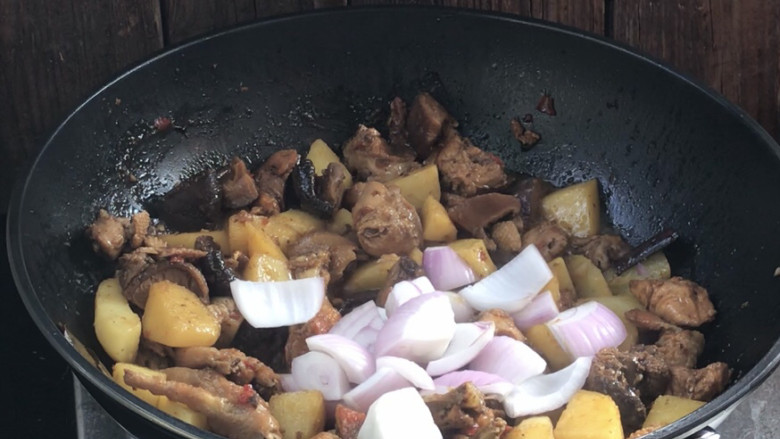 土豆香菇焖鸡,再加入洋葱炒至断生