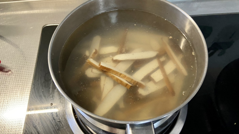 芹菜炒香干➕芹菜榨菜炒香干,坐锅烧水，水开下香干焯水一分钟
