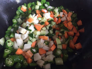 杂炒时蔬,依次下入黄瓜丁，胡萝卜丁，藕丁