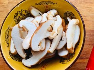 轻补养胃山药枸杞汤,香菇洗净切片