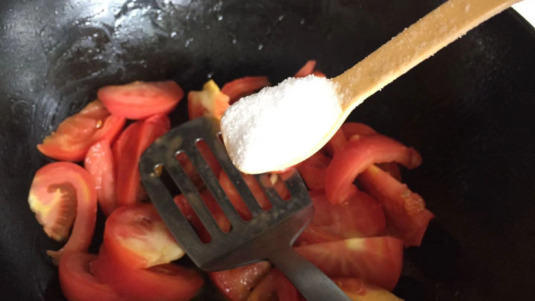 番茄炒鱼片,加入盐，可以稍微多加一点