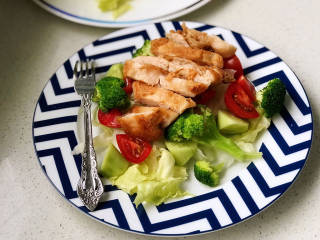 鸡胸肉蔬菜沙拉,把切好的鸡胸码放在蔬菜上，淋上自己喜欢的沙拉酱或者油醋汁就可以开吃啦！