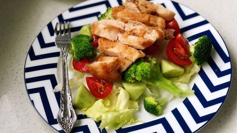 鸡胸肉蔬菜沙拉,把切好的鸡胸码放在蔬菜上，淋上自己喜欢的沙拉酱或者<a style='color:red;display:inline-block;' href='/shicai/ 11294'>油醋汁</a>就可以开吃啦！