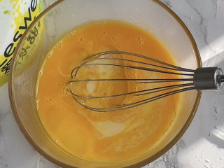 草莓抱抱卷,蛋黄与蛋白分开后，蛋黄中先加入牛奶，玉米油搅匀