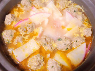 牛肉丸子汤,盖盖儿焖煮8-10分钟。
