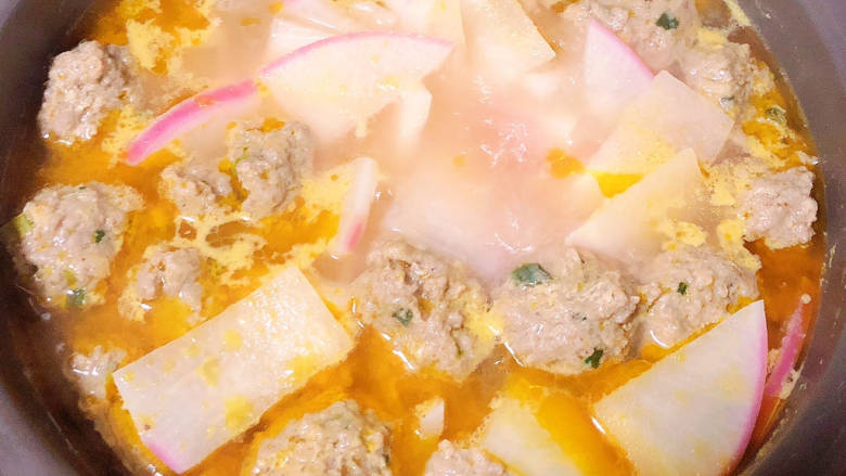 牛肉丸子汤,盖盖儿焖煮8-10分钟。