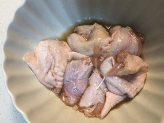 网红土豆酿鸡翅,去除中间的骨头。（不是很容易，要有耐心用剪子一点点剪断筋骨）
