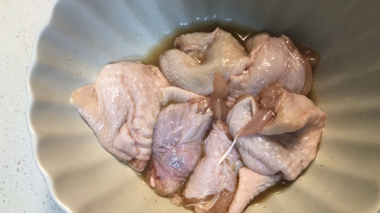 网红土豆酿鸡翅,去除中间的骨头。（不是很容易，要有耐心用剪子一点点剪断筋骨）