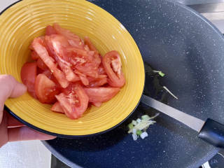 虾滑汤➕番茄白玉菇虾滑汤,加入番茄块，中火煸炒出汁