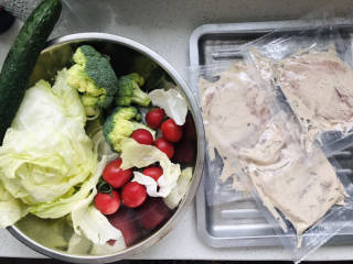 鸡胸肉蔬菜沙拉,所有用到的食材都在这里了，鸡胸用的大希地的，不用自己处理，方便省时，生菜是西生菜，口感比较脆；