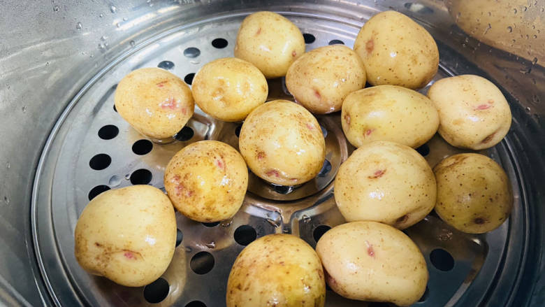 五花肉焖小土豆,小土豆放入高压锅内蒸八分钟