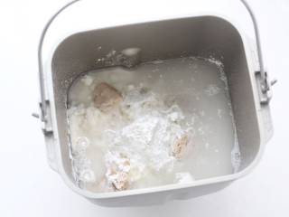 肉松牛角包,将除黄油和肉松外的食材依次放进面包桶内，现在夏季就用常温水，冬季可以用温水。