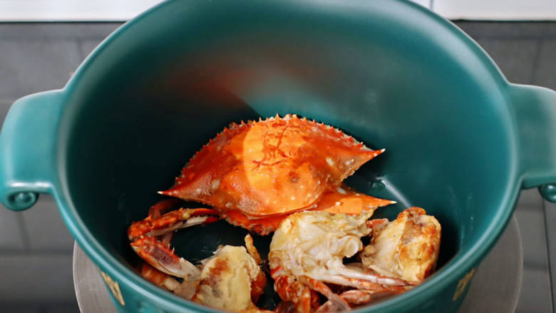 三色藜麦螃蟹粥,看见梭子蟹煎熟变色的时候，盛出备用。