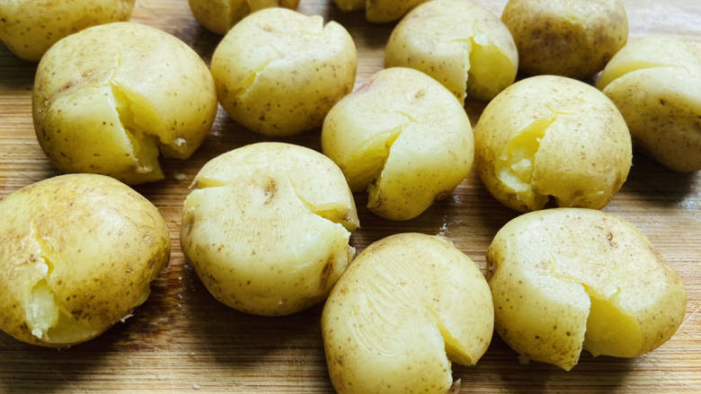 五花肉焖小土豆,蒸熟的小土豆，用刀背拍扁，方便入味