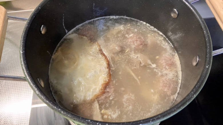 牛肉丸子汤➕生菜平菇牛肉丸子汤,全部下锅后改为中小火，煮到丸子成熟浮起，撇去浮末