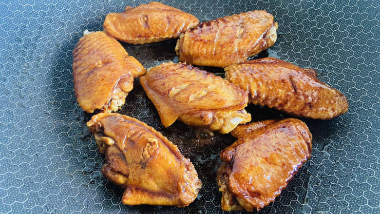 雪碧鸡翅,起油锅放入腌制好的鸡翅，小火慢煎至两面金黄