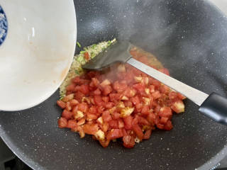 番茄藕丁,加入番茄块，中火翻炒出汁