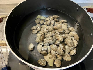 萝卜蛤蜊汤➕白萝卜蛤蜊汤,锅中加入适量清水，加入姜片，蛤蜊，开火，随着水渐渐煮开，可以听到蛤蜊一个个开壳的声音。把开壳的蛤蜊捞出沥水备用，没开壳的说明是死的，就不要了。