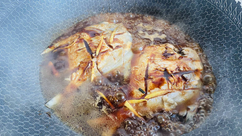 糖醋鲳鱼,加入小半碗热水大火煮开转中小火焖煮熟