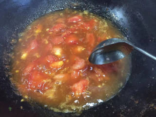 番茄鸡蛋盖浇面,倒入适量开水