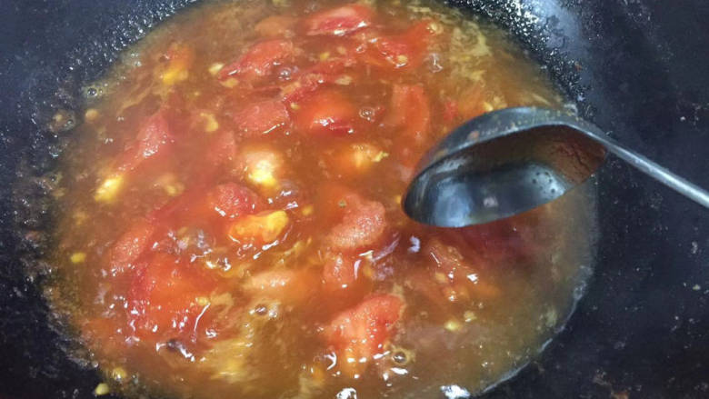 番茄鸡蛋盖浇面,倒入适量开水