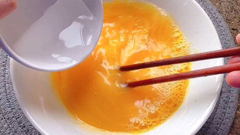 蟹棒蒸蛋,加入鸡蛋的1.5倍凉开水 边倒边搅拌