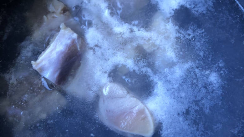 菠萝炒鸡,冷水下锅下入鸡肉。