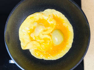 火腿青菜炒鸡蛋,起油锅，油烧热，倒入鸡蛋液，煎至金黄色
