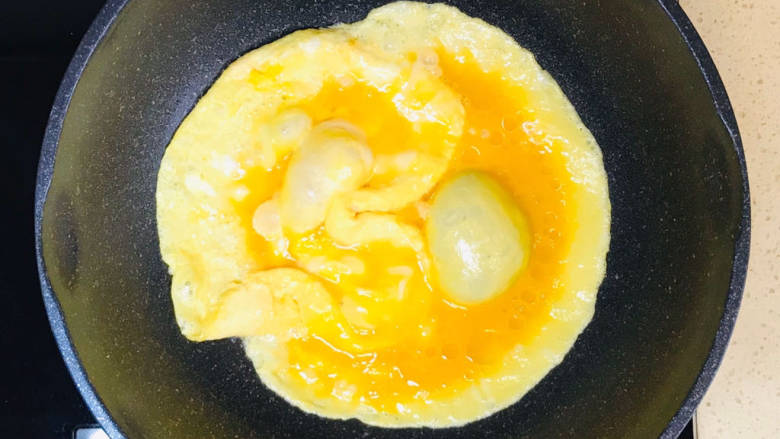 火腿青菜炒鸡蛋,起油锅，油烧热，倒入鸡蛋液，煎至金黄色