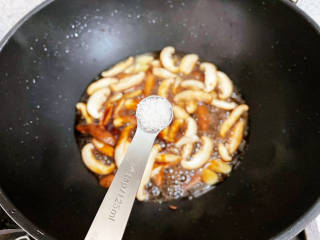 香菇肉片煲,加入1小勺白糖