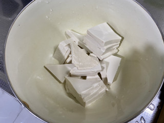 鸡蛋炖豆腐➕煎蛋娃娃菜炖豆腐,豆腐切半公分厚的片改刀成三角块