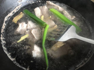 白萝卜炖猪肉,排骨冷水下锅煮开后加葱姜料酒焯水，煮去排骨中的血沫后清洗干净，控干水分。