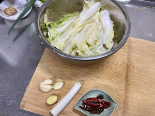 白菜烩小酥肉,白菜叶一片片掰下，洗净备用，葱白洗净，蒜剥皮，姜搓洗干净