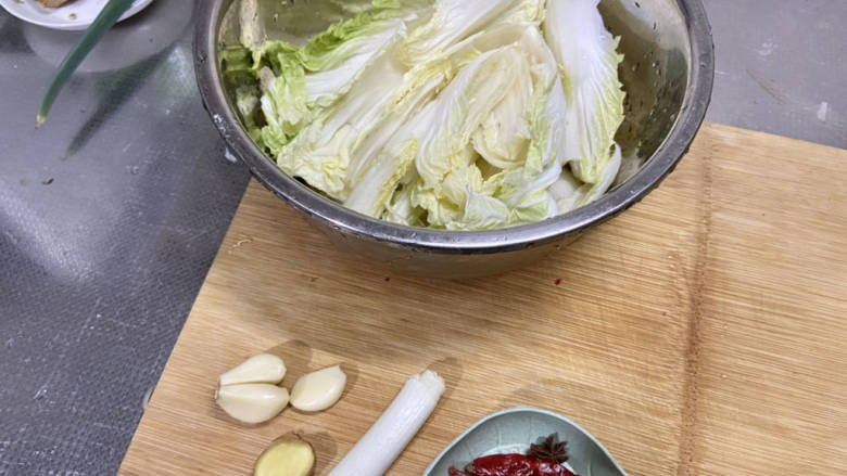 白菜烩小酥肉,白菜叶一片片掰下，洗净备用，葱白洗净，蒜剥皮，姜搓洗干净