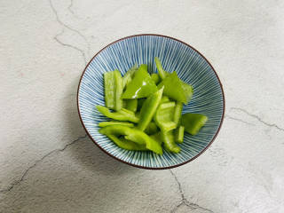 双椒手撕包菜,绿椒去籽洗净切小片