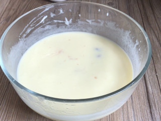 蓝莓酸奶马芬,把蔓越莓干放入酸奶鸡蛋糊中，拌匀
