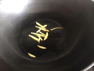 黑椒牛柳炒莴苣,热锅倒油，下入姜丝