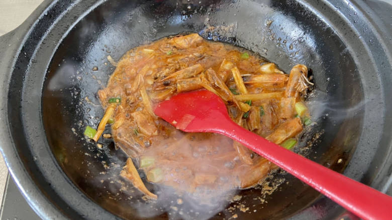 虾仁豆腐煲,可以不断按压虾头，让虾脑流出，炸出虾油很香