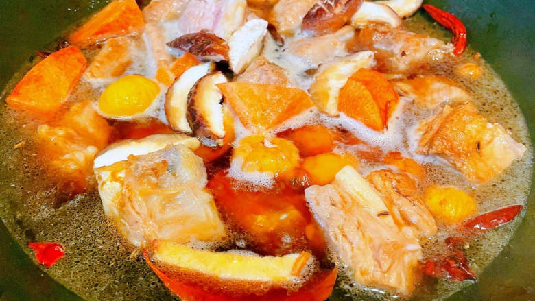 板栗排骨煲,添加适量清水放入板栗、胡萝卜块、花菇片拌匀
