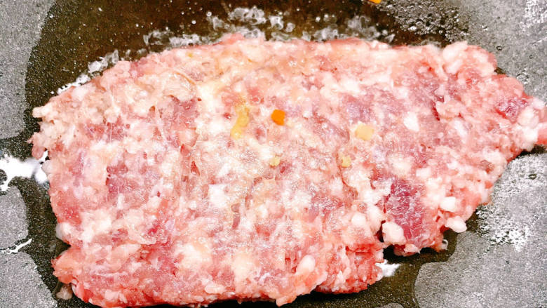 肉末花菜炒饭,锅中放入15毫升油烧热，放入肉末。