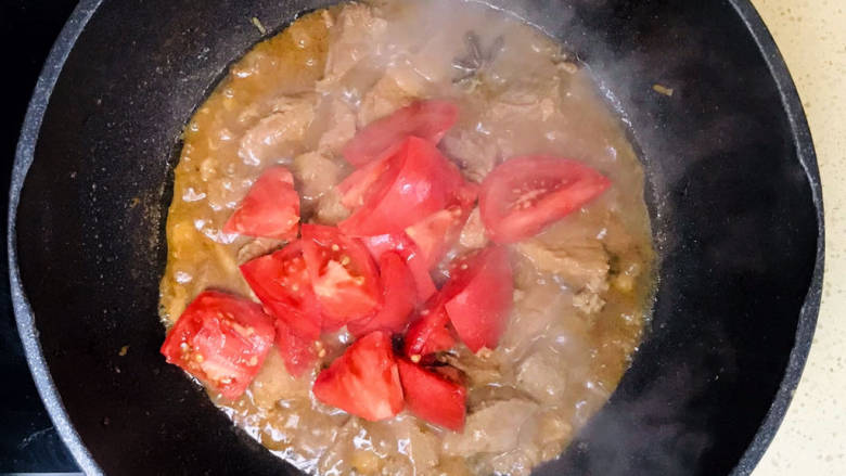 西红柿炖猪肉,慢火炖煮至汤汁收浓，加入西红柿