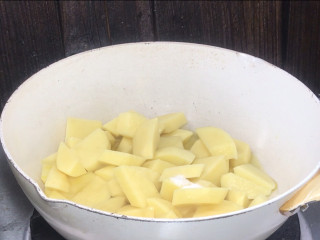 土豆烧牛筋,起锅热油，放入土豆和盐，煸炒至表面金黄