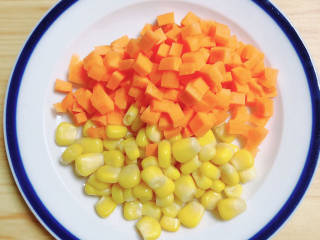 爆浆吐司,准备好熟的玉米粒、切好胡萝卜丁。