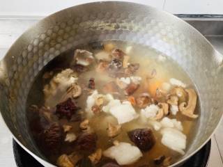 养生汤—香菇肉片汤,煮开