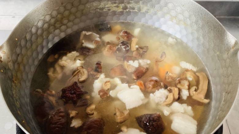 养生汤—香菇肉片汤,煮开