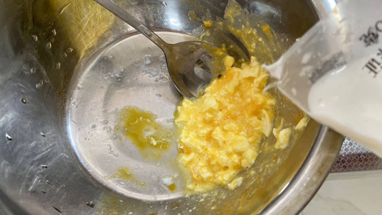 土豆泥蛋卷,蒸好的鸡蛋剥壳压碎（我喜欢7成熟的，带掉溏心），加入少许牛奶拌匀