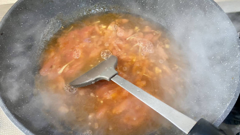 虾滑汤➕番茄白玉菇虾滑汤,根据要喝的人数，加入适量开水
